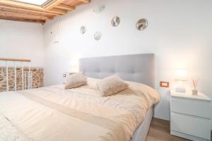 a white bedroom with a large bed in a room at New Apartment Piombino wifi parking in Piombino