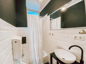 a white bathroom with a sink and a toilet at BetterBeds City - Apartments - Zentral - Smart TV - Küche - WLAN in Brandenburg an der Havel