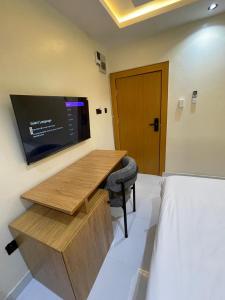 a room with a desk and a tv and a bed at Feliza Hotel and Suites in Abeokuta +16 photos