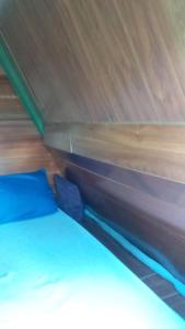 Nahaufnahme eines Bettes in einem Boot in der Unterkunft Caveira in Mairiporã