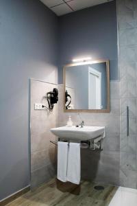 a bathroom with a sink and a mirror at Apartamentos Las trece llaves in Mérida