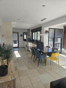 a kitchen and dining room with a table and chairs at Villa Good Vibes in Ifach