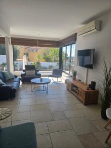 a living room with couches and a flat screen tv at Villa Good Vibes in Ifach