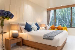a bedroom with a large bed and a window at 竹光别院 Bamboo Radiance Villa in Ban Thalat Choeng Thale +72 photos