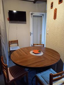 a wooden table with a plate on top of it at Appartement calme in Eaux-Bonnes