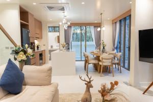 a living room and dining room with a dining table at 竹光别院 Bamboo Radiance Villa in Ban Thalat Choeng Thale