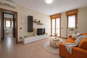 a living room with a couch and a tv at Spazio Breda - Free Parking, Private Garage, Metro M1, Balcony, 4 Guests in Milan