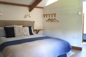 a bedroom with a bed and a sign on the wall at The Nest in Kingsbridge