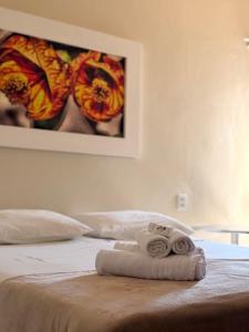 ein Schlafzimmer mit einem Bett, auf dem ein Handtuch liegt in der Unterkunft Hotel Niro in Montenegro