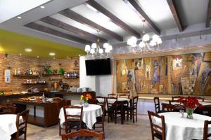 Restaurant o un lloc per menjar a Artemis Traditional Guesthouse