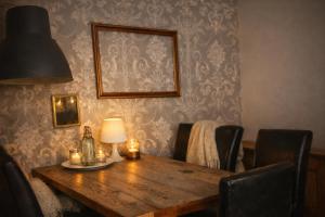 ein Esszimmer mit einem Holztisch mit Kerzen darauf in der Unterkunft Selfoss Hostel in Selfoss + 27 Fotos