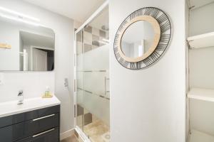 a bathroom with a sink and a mirror at Le Petit Vals - Proche Casino in Vals-les-Bains +4 photos