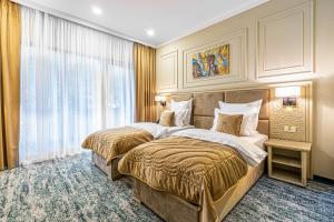 a hotel room with two beds and a window at Davo Hotel in Târgu Neamț