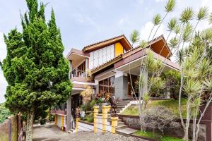 a house with a fence in front of it at Dapur Caringin Tilu Villa in Arcamanik