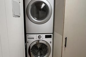 a washing machine and a washer in a room at Hemlock Hill Cabin in Blowing Rock