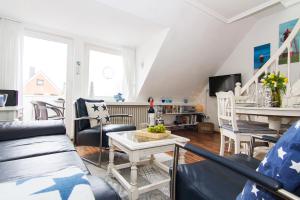 ein Wohnzimmer mit Sofa und Tisch in der Unterkunft Haus Seemöwe in Archsum