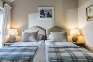 two beds sitting next to each other in a bedroom at The Cottage in Steeple Bumpstead