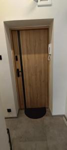 a large wooden door in a room at Apartament u Piotrusia i Paulinki in Stronie Śląskie