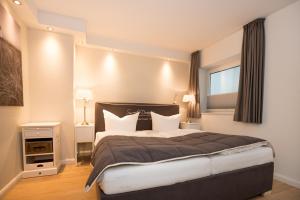 a bedroom with a large bed and a window at Haus-Seestern in Tinnum