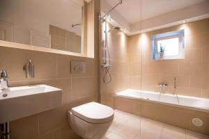 a bathroom with a toilet and a tub and a sink at Haus-Seestern in Tinnum +12 photos