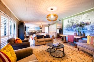 a living room with couches and a table at Florie se Huis in Paarl