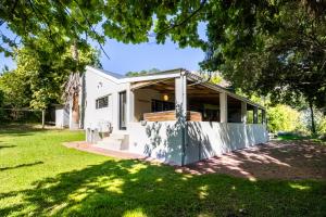 a small white house in a yard at Florie se Huis in Paarl