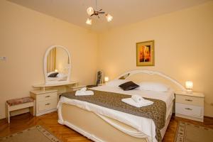 a bedroom with a bed with two towels on it at Jednosobni apartman Dionis in Mundanije +6 photos