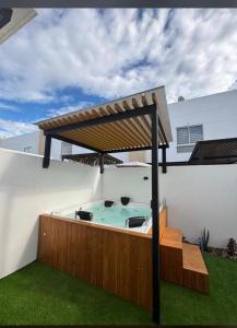 a hot tub on the side of a house at Casa Bethel 92 in Ricaurte
