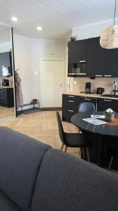a living room with a couch and a table with chairs at Studio Siivilla in Uusikaupunki