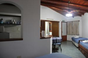 Habitación con 1 dormitorio con 1 cama y cocina en El Mirador Apart Hotel en Federación