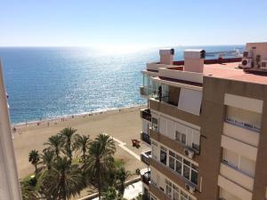 マラガにあるLivemálaga Malaguetaの建物から海岸の景色を望めます。