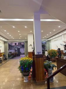 a store with vases of flowers in a building at Hotel Ngân Lan in Ga Tam Quan