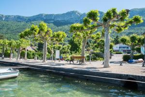 สระว่ายน้ำที่อยู่ใกล้ ๆ หรือใน La villa Du Port
