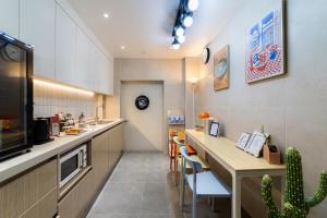 a kitchen with a counter and a table with chairs at 4rest Stay Euljiro in Seoul