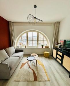 a living room with a couch and a table at La Scène Audomaroise - Appartement hyper centre in Saint-Omer
