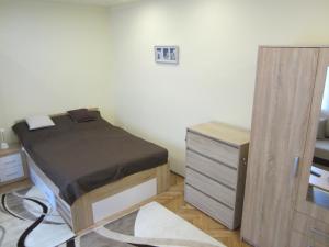 A bed or beds in a room at Dudi Apartman