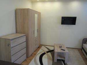 Televízia a/alebo spoločenská miestnosť v ubytovaní Dudi Apartman