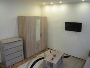 A television and/or entertainment centre at Dudi Apartman