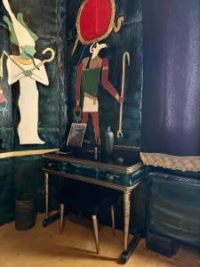 ein Tisch in einem Zimmer mit einem Gemälde an der Wand in der Unterkunft Paciu Maison - Dimora Artistica Immersiva in Ozzano dell’Emilia + 13 Fotos