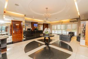 a large living room with a table in the middle at SEQ - Sequoia Alphaville By Anora Spaces in Barueri +72 photos