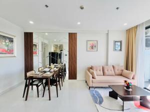 a living room with a table and a pink couch at Youyi Home in Thuan An