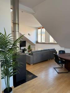 a living room with a couch and a table at Helle Dachgeschoßwohnung am Laurentiusplatz in Wuppertal