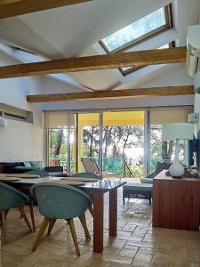 a living room with a table and chairs at Quinta das Eirinhas-Jardim de Bonsai in Tavira