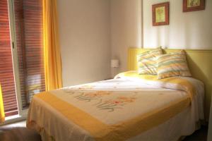 1 dormitorio con 1 cama en una habitación con ventana en Dunas I, 3 en Pinamar