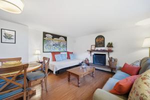 a living room with a couch and a table at Valle Paraizo in Camacha