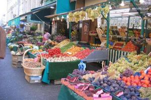 a market filled with lots of fruits and vegetables at CHAMPS ELYSEES STUDENT STUDIo in Rosières-près-Troyes