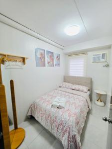 a small bedroom with a bed and a lamp at 2BR Staycation in Deca Banilad by XTine City Scape in Banilad