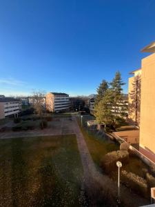 a view of a campus with buildings and a yard at Chambre vue parc chez l'habitant in Annecy