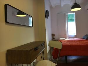 Televízia a/alebo spoločenská miestnosť v ubytovaní Hostal Portugal