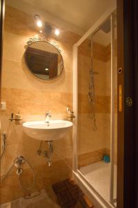 y baño con lavabo y ducha. en Underground Rome's Room, en Roma